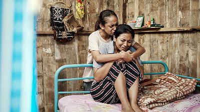 Irma Novita Rihi (front) and Keziallum Starling Ratu Ke in Women from Rote Island. 
Woman from Rote Island Doc.
