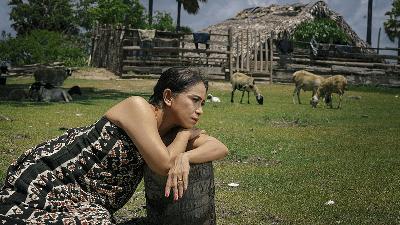 Merlinda Dessy Arantji Adoe, who stars in Women from Rote Island, poses on Rote Island, East Nusa Tenggara, January 10. 
Rizal Saputra Djaha
