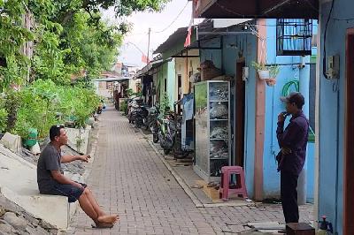 Warga berktivitas usai penggeledahan rumah seorang terduga teroris di Kampung Kenteng, Pasar Kliwon, Solo, Jawa Tengah, 26 Januari 2024. TEMPO/Septia Ryanthie
