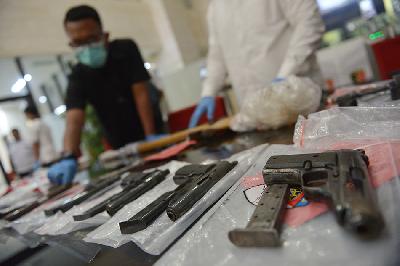 Penyidik menata barang bukti saat rilis pengungkapan tindak pidana terorisme di Bareskrim Mabes Polri, Jakarta, 20 Desember 2023. TEMPO/ Febrig Nagga Palguna