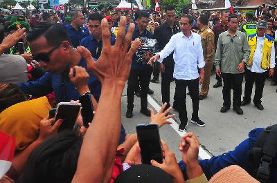 Presiden Joko Widodo menyapa warga di Ngawen, Blora, Jawa Tengah, 23 Januari 2024. ANTARA/Yusuf Nugroho