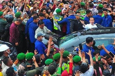 Presiden Joko Widodo membagikan kaos kepada warga setelah di Ngawen, Blora, Jawa Tengah, 23 Januari 2023. ANTARA/Yusuf Nugroho