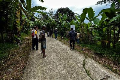 Petugas Bandan Bank Tanah beraktivitas di kawasan Purwakarta,Jawa Barat. Dok  Badan Bank Tanah