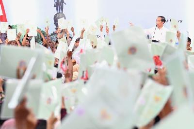 Presiden Joko Widodo menyerahkan 2.000 sertifikat tanah untuk rakyat di Gedung Tenis Indoor Premium Pertamina, Cilacap, Jawa Tengah,  2 Januari 2024. BPMI Setpres/Rusman