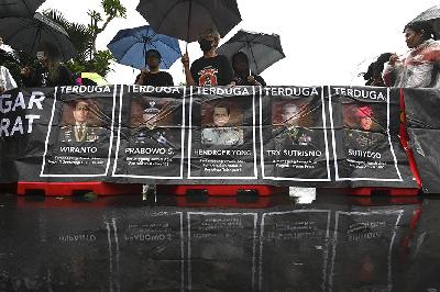 Aksi Kamisan ke-800 menuntut kepada Presiden Joko Widodo untuk membuktikan secara konkrit janji penuntasan kasus pelanggaran HAM berat di seberang Istana Merdeka, Jakarta, 4 Januari 2024. ANTARA/M Risyal Hidayat