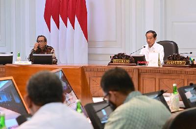 Presiden Joko Widodo didampingi Menko Polhukam Mahfud Md memimpin rapat penyelesaian non-yudisial pelanggaran hak asasi manusia (HAM) berat di Kompleks Istana Kepresidenan Jakarta, 2 Mei 2023. BPMI Setpres