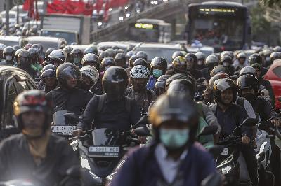 Pengendara motor melintas di Jalan Gatot Subroto, Jakarta, 14 desember 2023. ANTARA/Erlangga Bregas Prakoso