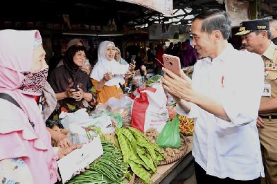 Presiden Joko Widodo berkunjung dan membagikan bantuan sosial (bansos) kepada pedagang di Pasar Mungkid, Kabupaten Magelang, Jawa Tengah, 29 Januari 2024. Dok. BPMI Setpres/Kris
