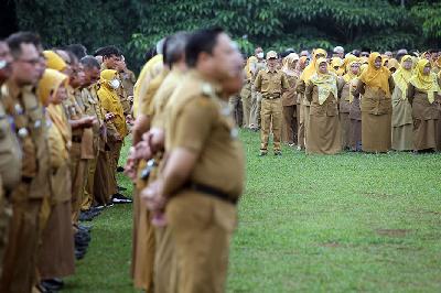 Sejumlah Pegawai Negeri Sipil (PNS) mengikuti apel di Lapangan Tegar Beriman, Cibinong, Kabupaten Bogor, Jawa Barat, 2 Januari 2024. ANTARA/Yulius Satria Wijaya