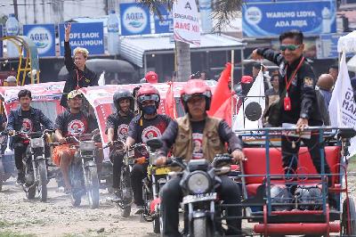 Iring-iringan kendaraan pendukung Calon Presiden nomor urut 3 Ganjar Pranowo tiba pada Hajatan Rakyat di Istana Maimun, Medan, Sumatera Utara, 28 Januari 2024. ANTARA/Asprilla Dwi Adha