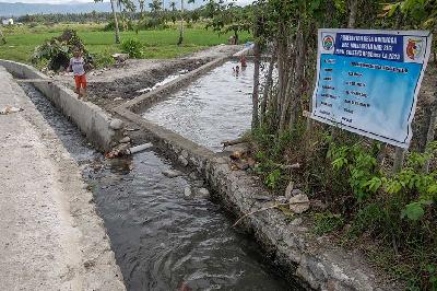 Sejumlah anak bermain air di saluran irigasi tersier yang dibangun menggunakan dana desa di Desa Binangga, Sigi, Sulawesi tengah, 17 Januari 2023. ANTARA/Basri Marzuki