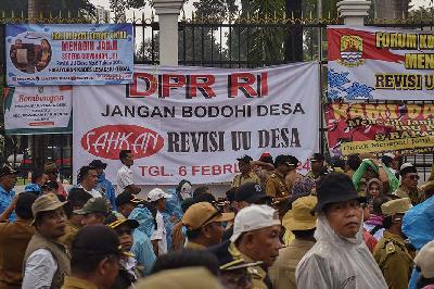 Asosiasi Pemerintah Desa Seluruh Indonesia (Apdesi) menggelar aksi Desa Jilid III di depan Gedung DPR RI, Jakarta, 31 Januari 2024. TEMPO/M Taufan Rengganis