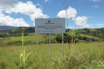 Plang Badan Bank Tanah di lahan kosong tak bertuan di Lembah Napu, Kabupaten Poso, Sulawesi Tengah. ANTARA/ Gunawan Wibisono