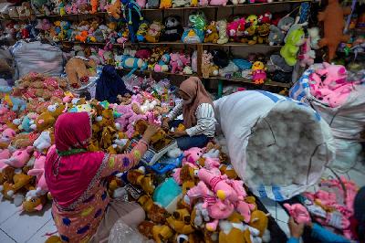 Pekerja menyelesaikan pembuatan boneka di pabrik boneka skala rumahan di Bekasi, Jawa Barat, 27 September 2023. TEMPO/Tony Hartawan
