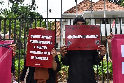 Aktivis Komisi untuk Orang Hilang dan Korban Tindak Kekerasan (KontraS) di depan Rumah Pemenangan Prabowo-Gibran, Jakarta, 7 Desember 2023. TEMPO/Magang/Joseph.