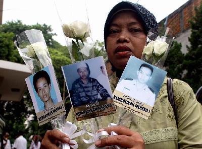 Aksi seorang ibu yang tergabung dalam Ikatan Keluarga Orang Hilang Indonesia (IKOHI) di kantor Komisi Nasional Hak Asasi Manusia (Komnas HAM), Jakarta, 2006. Dok. TEMPO/ Tommy Satria