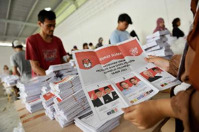 Pelipatan surat suara presiden di gudang logistik KPU Pulogadung, Jakarta, 11 Januari 2024. TEMPO/ Febri Angga Palguna