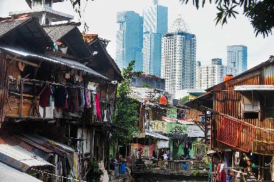 Aktifitas warga yang tinggal di pemukiman padat pinggiran kali kawasan Kebon Kacang, Jakarta, Mei 2023. Tempo/Tony Hartawan