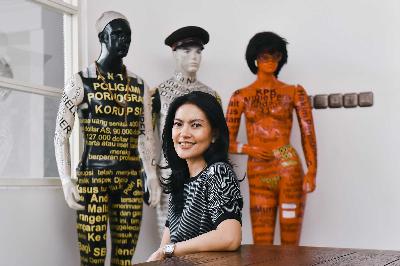 Sutradara Film Dokumenter Eksil, Lola Amaria saat sesi wawancara dengan Tempo di kantornya, Jakarta, 2 Februari 2024. TEMPO/M Taufan Rengganis