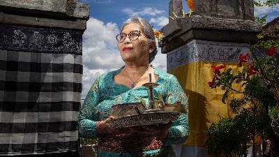 Ida Ayu Putu Alit Susrini atau Alit S. Rini penulis buku puisi "Arunika" asal Bali di rumahnya di Denpasar, Bali, 30 Januari 2024. Tempo/Johannes P. Christo