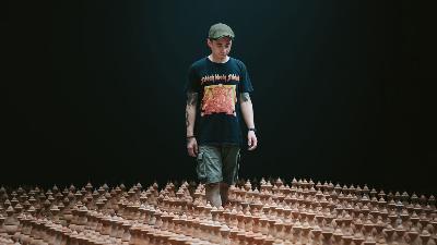 Albert Yonathan bersama karya instalasi terakota "Cosmic Labyrinth: A Silent Pathway" (2012-2013), di Yogyakarta, 2023. Foto: Courtesy of Albert Yonathan and Mizuma Gallery