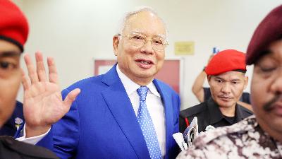 Mantan Perdana Menteri Malaysia Najib Razak dikawal oleh petugas penjara, setelah sidang di Kuala Lumpur, Malaysia 19 Januari 2024. Reuters/Hasnoor Hussain