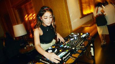 DJ Pixiee atau Rhenna Gautama tampil di Naaga Bar, Menteng, Jakarta, 12 Januari 2024/TEMPO/Febri Angga Palguna
