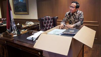 Momen Mahfud MD berkemas usai menyatakan mengundurkan diri dari jabatanya Menteri Kordinator Bidang Politik, Hukum dan HAM (Menko Polhukam), Jakarta, Jumat, 2 February 2024. Tempo/Febri Angga Palguna