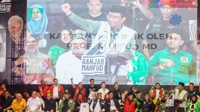 Calon wakil presiden nomor urut 3 Mahfud MD (kanan) menyampaikan orasi politik dalam kampanye terbuka di GOR Pekanbaru, Riau, 29 Januari 2024. Antara/Rony Muharrman