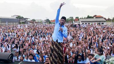 Sidoarjo Regent Ahmad Muhdlor Ali campaigns for the Prabowo-Gibran presidential ticket at Bumi Sholawat Islamic Boarding School, Tulangan, Sidoarjo Regency, East Java, February 1. 
ANTARA/Umarul Faruq
