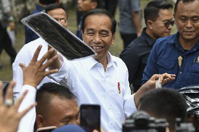Presiden Joko Widodo membagikan kaus kepada warga di Bandung, Jawa Barat, 3 Februari 2024. ANTARA/Hafidz Mubarak A
