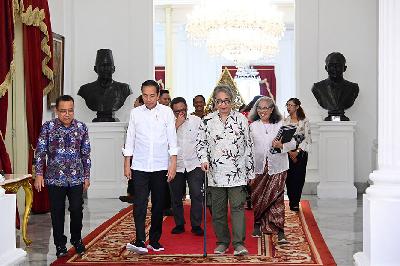 Presiden Joko Widodo bersama Butet Kartaredjasa di Istana Merdeka, Jakarta, 3 Agustus 2023. BPMI Setpres/Muchlis Jr