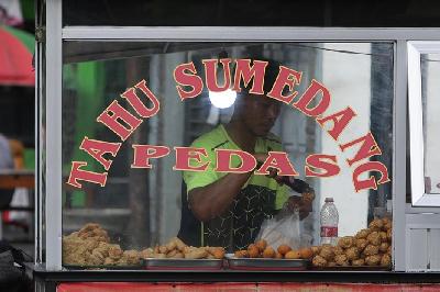 Penjual tahu goreng sumedang di kawasan Kramat Sentiong, Jakarta, 1 Februari 2024. TEMPO/Subekti.