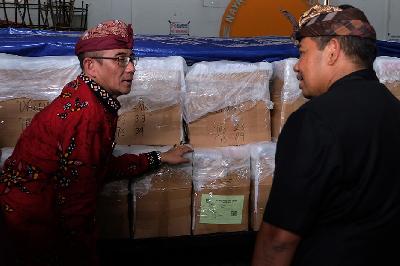 Ketua KPU Hasyim Asy'ari (kiri) memeriksa kardus berisi surat suara Pemilu 2024 di Gudang Logistik KPU Kabupaten Badung, Bali, 11 Januari 2024. ANTARA/Nyoman Hendra Wibowo
