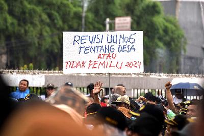 Asosiasi Pemerintah Desa Seluruh Indonesia (Apdesi) menggelar aksi bersama Desa Jilid III di depan Gedung DPR RI, Jakarta, 31 Januari 2024. TEMPO/M Taufan Rengganis
