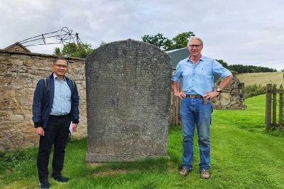 Pj Wali Kota Batu Aries Agung Paewai (kiri) meninjau lokasi Prasasti Sangguran di Skotlandia, Agustus 2023. ANTARA/HO-Biro Adpim Jatim