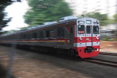 KRL tujuan Bogor – Jakarta melintas di Stasiun Kalibata, Jakarta, 2 November 2023. TEMPO/Subekti