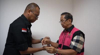 Thamron Tamsil tersangka perkara dugaan tindak pidana korupsi dalam tata niaga komoditas timah diborgol petugas di Kejaksaan Agung, Jakarta, 6 Februari 2024. Dokumentasi Kejaksaan Agung