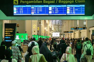Penumpang pesawat berjalan menuju tempat pengambilan barang di Terminal 3 Bandara Soekarno Hatta, Tangerang, Banten, 3 Januari 2024. ANTARA/Sulthony Hasanuddin