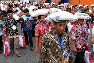 Sejumlah warga membawa beras dalam karung dan paket sembako saat penyerahan Bantuan Pangan Cadangan Beras Pemerintah (CBP) 2024 di Temanggung, Jawa Tengah, 22 Januari 2024. ANTARA/Anis Efizudin