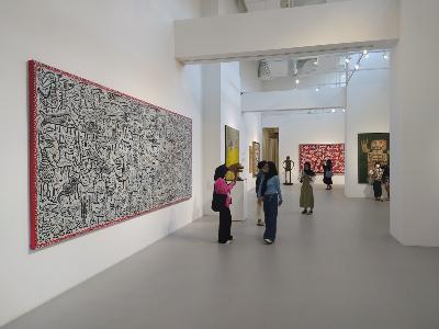 Sejumlah pengunjung menikmati karya-karya perupa Yunizar di Gajah Gallery, Jakarta, Kamis, 8 Februari 2024. Perupa Yunizar menggelar pameran bertajuk Persepektif Baru yang dihelat hingga 26 Februari 2024. TEMPO/Indra Wijaya