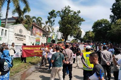 Aksi dari sejumlah lembaga menolak kriminalisasi aktivis lingkungan Daniel Frits di depan Pengadilan Negeri Jepara, 1 Februari 2024. Dok. KAWALI