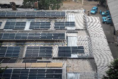 Panel surya atau Pembangkit Listrik Tenaga Surya (PLTS) yang terpasang di atap Gedung Bluebird Pusat, Jakarta, Juni 2023. TEMPO/M Taufan Rengganis