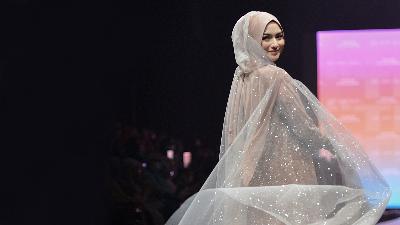 Citra Kirana memperagakan busana di acara Sisesa Annual Fashion Show 2022 bertajuk True Colors di The Tribrata, Jakarta. 23 November 2022. Tempo/Febri Angga Palguna