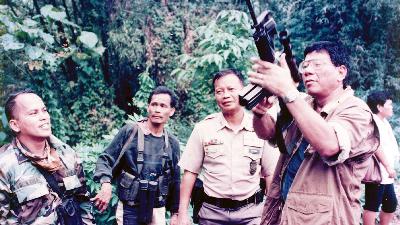 Rodrigo Duterte saat masih menjabat Walikota di sebuah desa di wilayah Davao, Mindanao, 1997. Reuters/Renato Lumawag