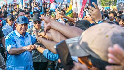 Calon presiden nomor urut 2 Prabowo Subianto menyapa simpatisan yang menghadiri Konser Indonesia Maju di Stadion Baharoeddin Siregar, Deli Serdang, Sumatera Utara, 7 Februari 2024. Antara/Galih Pradipta