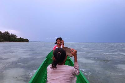 Berlayar ke kampung Furake dari Pulau Hoga di Wakatobi, Sulawesi Tenggara, 11 Januari 2024. TEMPO/Shinta Maharani