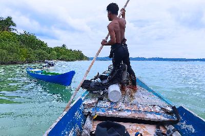 Persiapan sebelum menyelam di Pulau Hoga, Wakatobi, Sulawesi Tenggara, 11 Januari 2024. TEMPO/Shinta Maharani