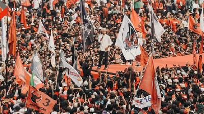 Calon presiden nomor urut 3, Ganjar Pranowo  saat kampanye akbar Hajatan Rakyat, di Stadion Pakansari, Bogor, Jumat, 9 Februari 2024.