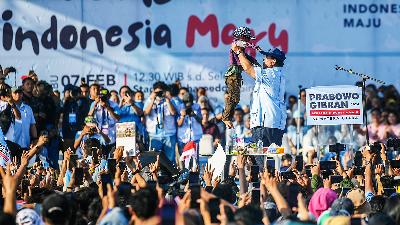 Presidential candidate Prabowo Subianto lifts a child during his campaign tour, marked with a musical  concert, at the Baharoeddin Siregar Stadium, Deli Serdang, North Sumatra, February 7. 
ANTARA/Galih Pradipta
